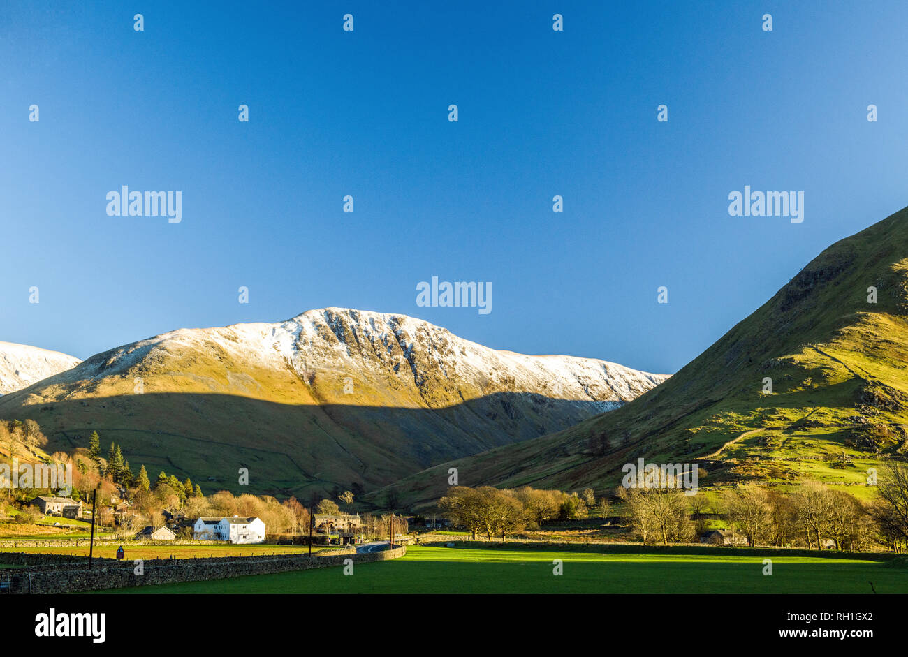Grigio e Grag Hartsopp Dodd nel Parco nazionale del Lake District in Cumbria, Nord Ovest Inghilterra su un soleggiato e freddo giorno d'inverno. Foto Stock