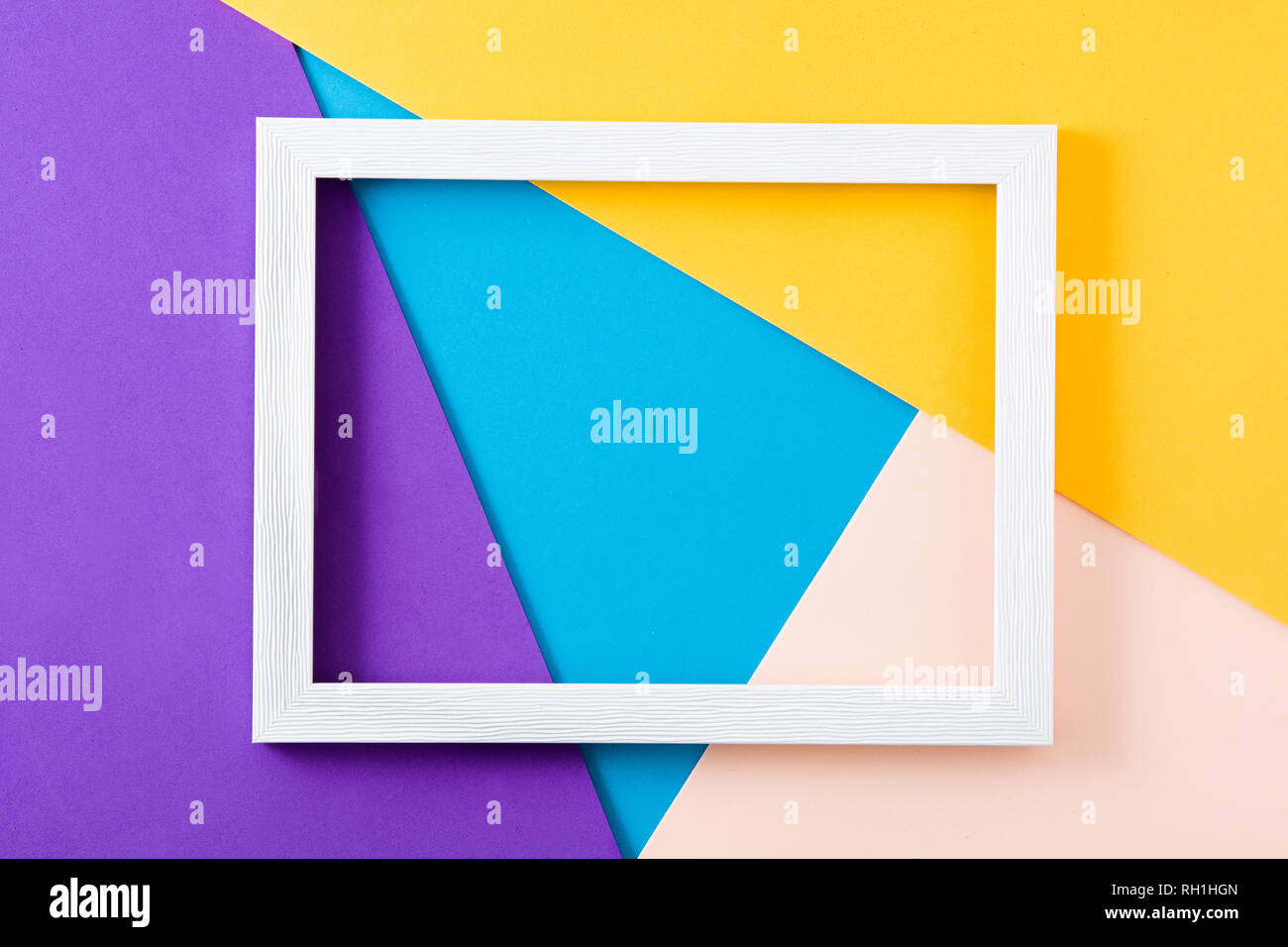 Bianco telaio in legno su sfondo colorato. Copyspace. Mockup. Foto Stock