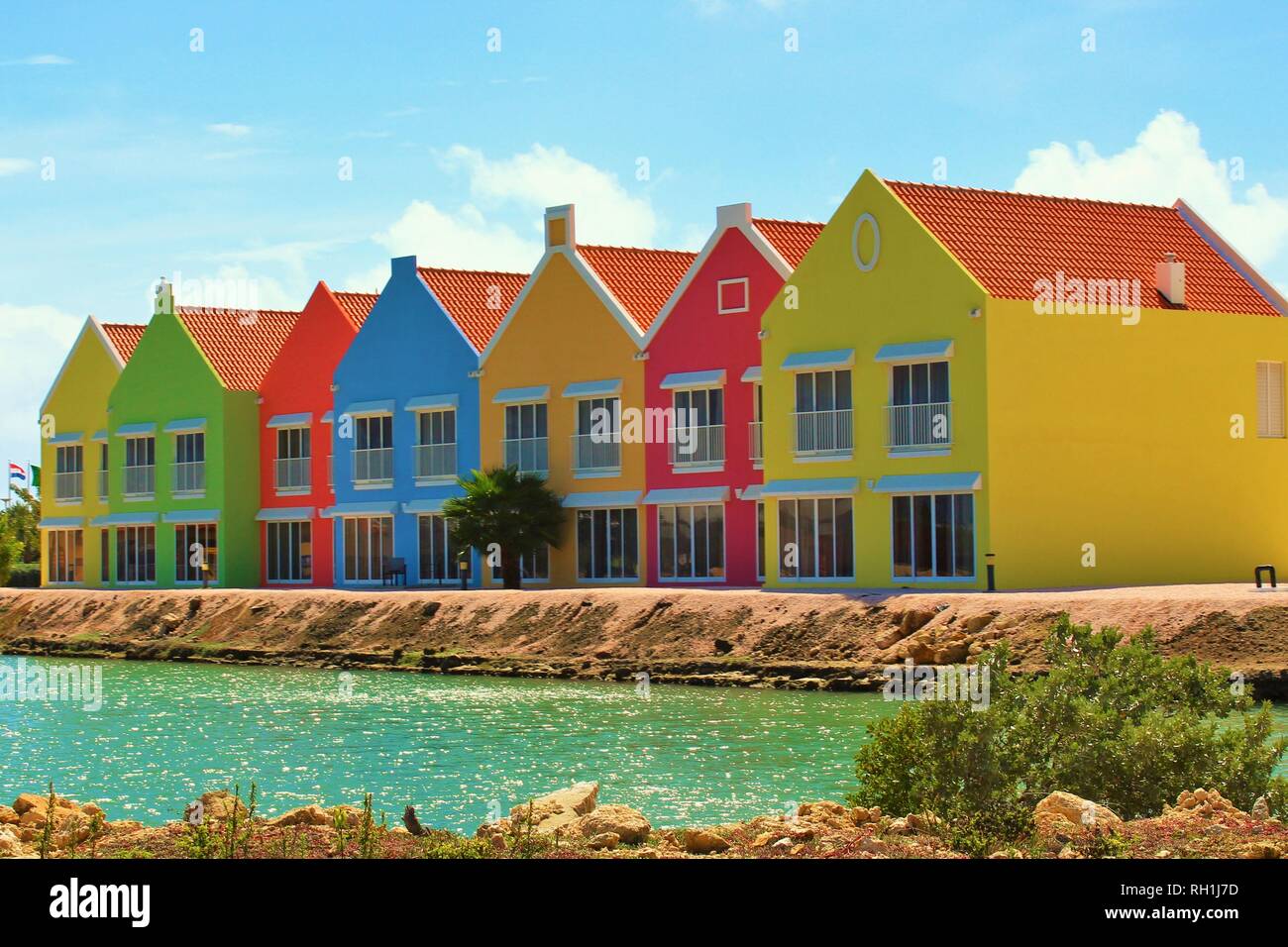 Kralendijk, Bonaire, dei Caraibi - 22 Febbraio 2018: il colorato, recentemente costruito villaggio cortile alloggi turistici complessi. Foto Stock