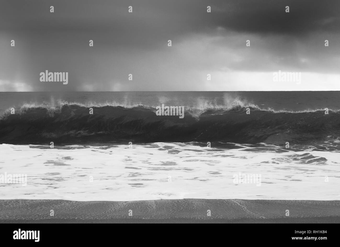 Immagine in bianco e nero di un'onda off il Cornish Coast - Giovanni Gollop Foto Stock