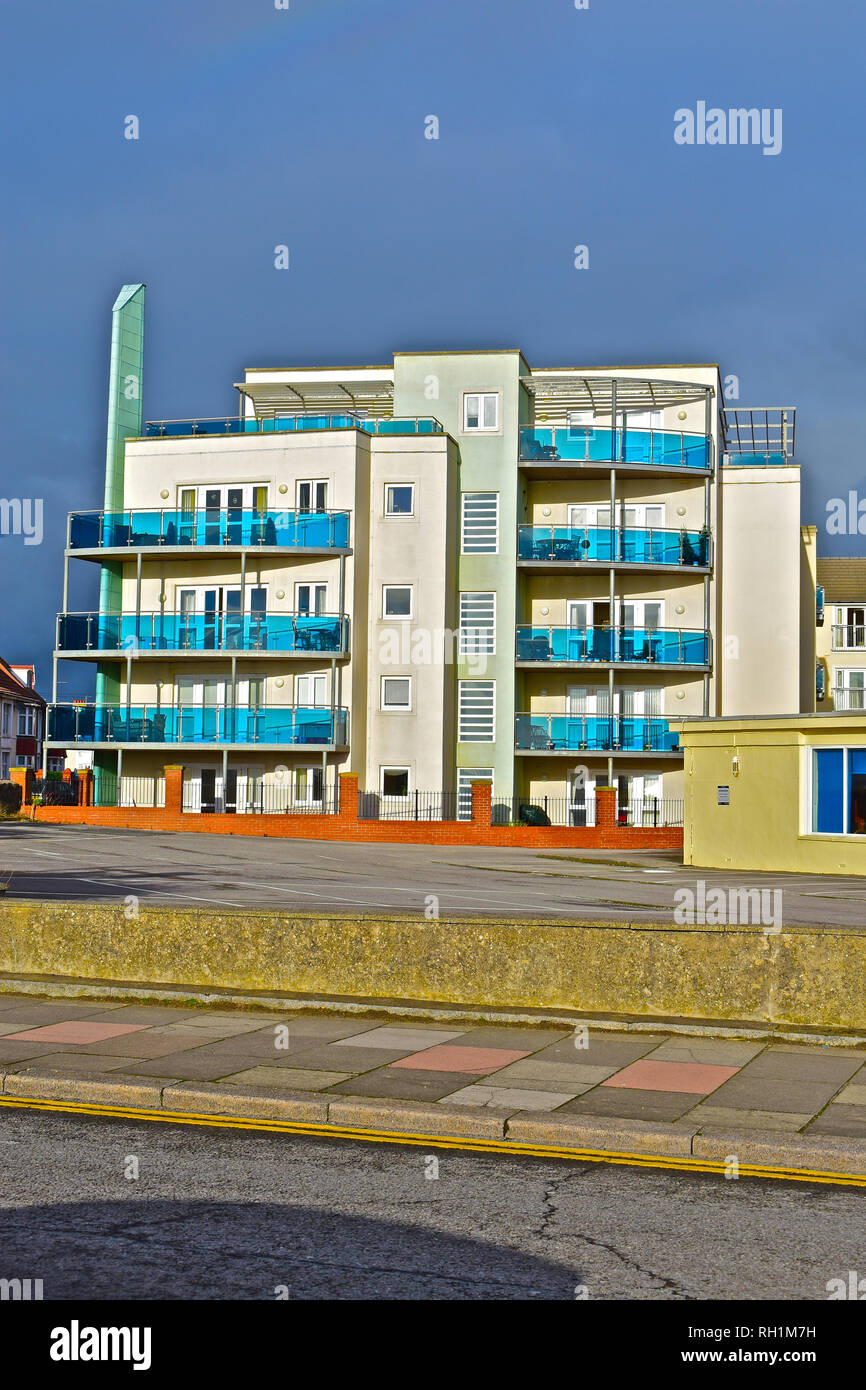 Middleton corte è un elegante e moderno blocco di case di riposo da McCarthy & Stone con balconi e vista sul mare.Porthcawl S.Galles Foto Stock