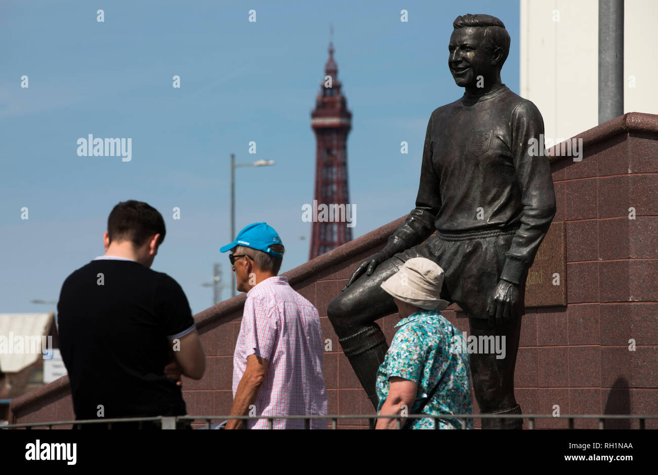 Ventole passando la statua di ex giocatore Jimmy Armfield fuori Bloomfield Road Stadium prima di Blackpool Portsmouth ospitato in un campionato inglese una fixture. Il match è stato preceduto da una protesta da parte di circa 500 tifosi contro il club di proprietari di controverso Owen Oyston, molti dei quali non partecipare al gioco. La partita è stata vinta dai visitatori da 2-1 con due obiettivi di Ronan Curtis guardato da appena 4,154 quasi la metà delle quali erano i sostenitori di Portsmouth. Foto Stock