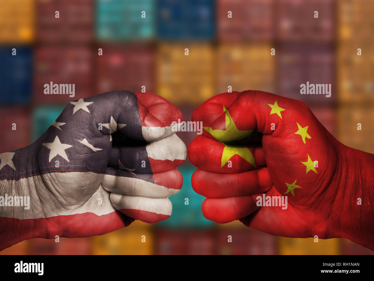 Stati Uniti e Cina pugno cinese competono in un attività economica guerra commerciale battaglia con i contenitori di spedizione in background. L'immagine utilizza USA e Cina Foto Stock