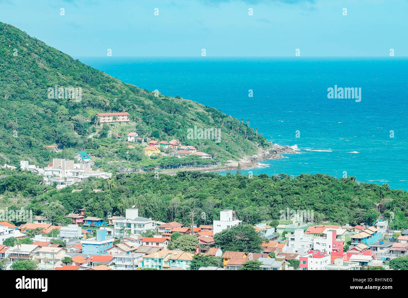 Bombinhas - SC, Brasile - 18 dicembre 2018: case sul pendio della collina a Praia de Quatro Ilhas beach - Costa Esmeralda. Foto Stock