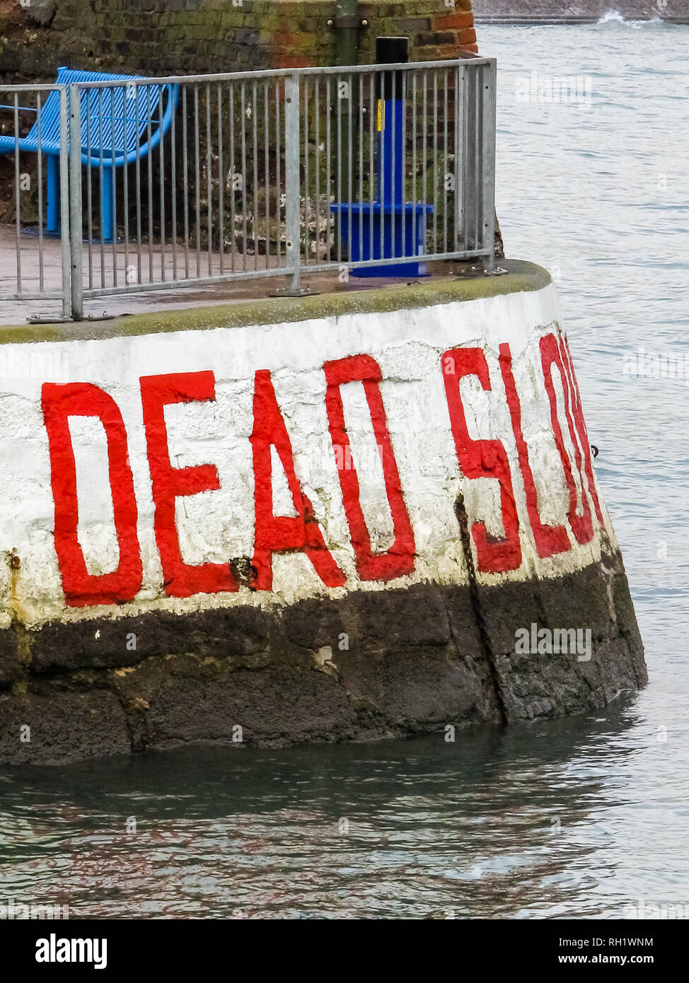 Dead lento segno di avvertimento all'ingresso al porto di Paignton nel Devon, Regno Unito Foto Stock