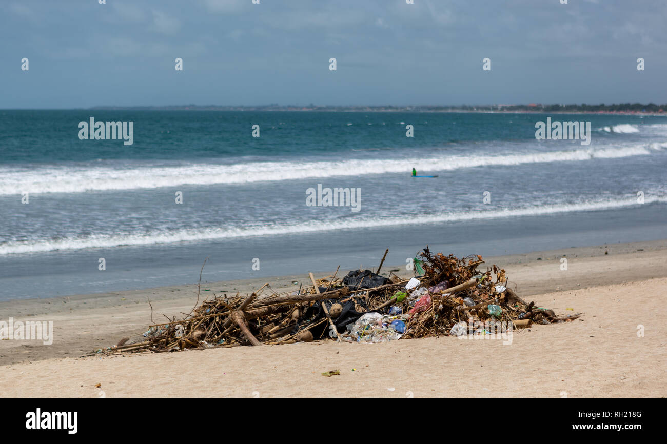 Disgustoso e pericoloso cumuli di rifiuti sulla spiaggia di Bali Indonesia il 15 dicembre 2018 Foto Stock