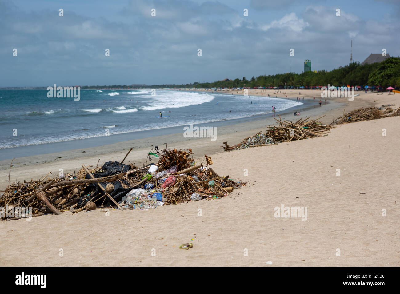 Disgustoso e pericoloso cumuli di rifiuti sulla spiaggia di Bali Indonesia il 15 dicembre 2018 Foto Stock