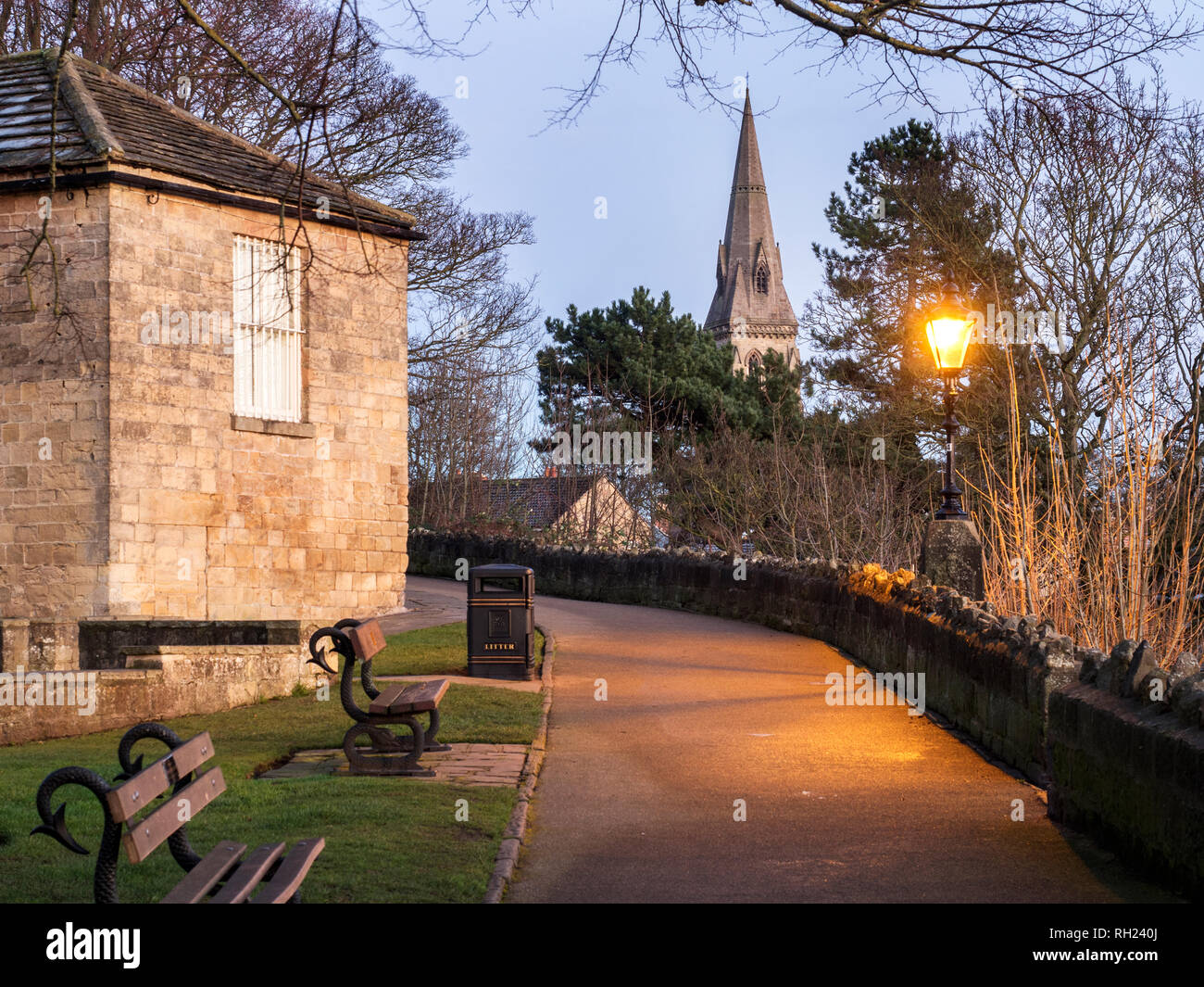 La guglia della chiesa della Santa Trinità dal parco del Castello al tramonto Knaresborough North Yorkshire, Inghilterra Foto Stock