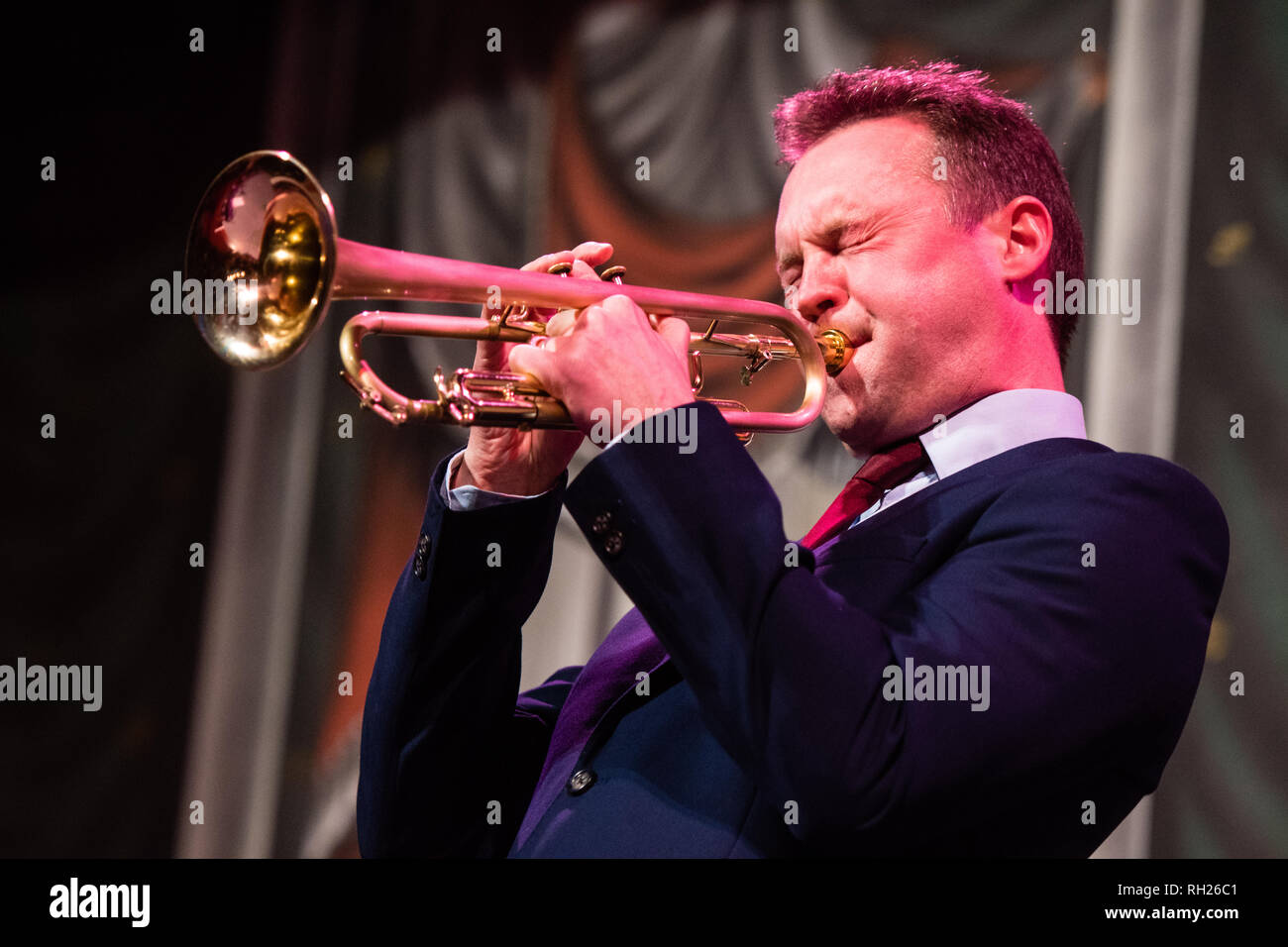 Gruppo Jazz "7 passi' che esegue la musica di Miles Davies sul palco a Amgueddfa Ceredigion Museum, un ex music hall, Aberystwyth Wales UK Novembre 2018. Tomos Williams (tromba) Foto Stock