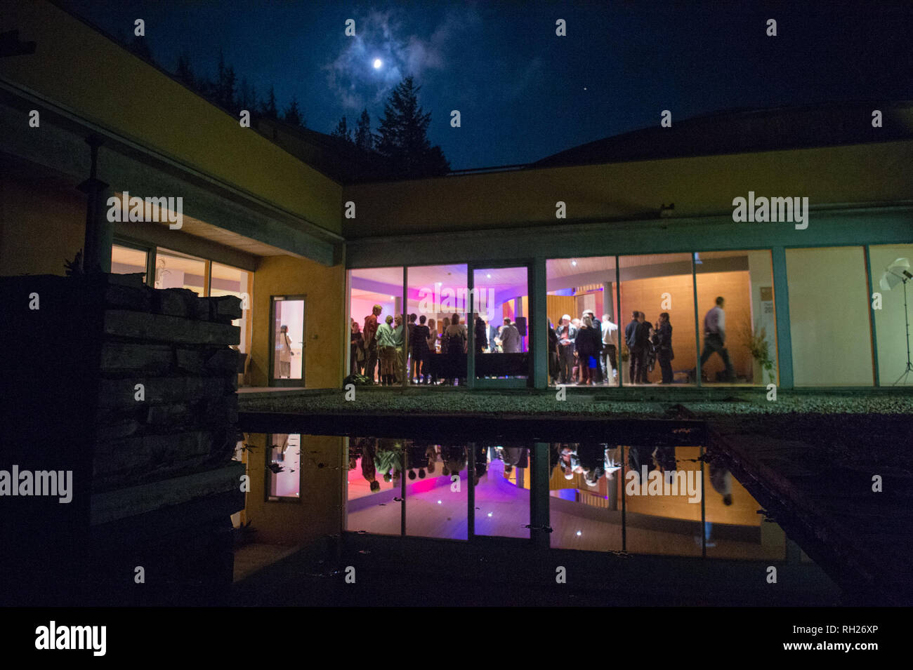 Esterno, saggio (Galles istituto di educazione sostenibile) di notte, Centre for Alternative Technology. Machynlleth, Powys. Wales UK. Foto Stock