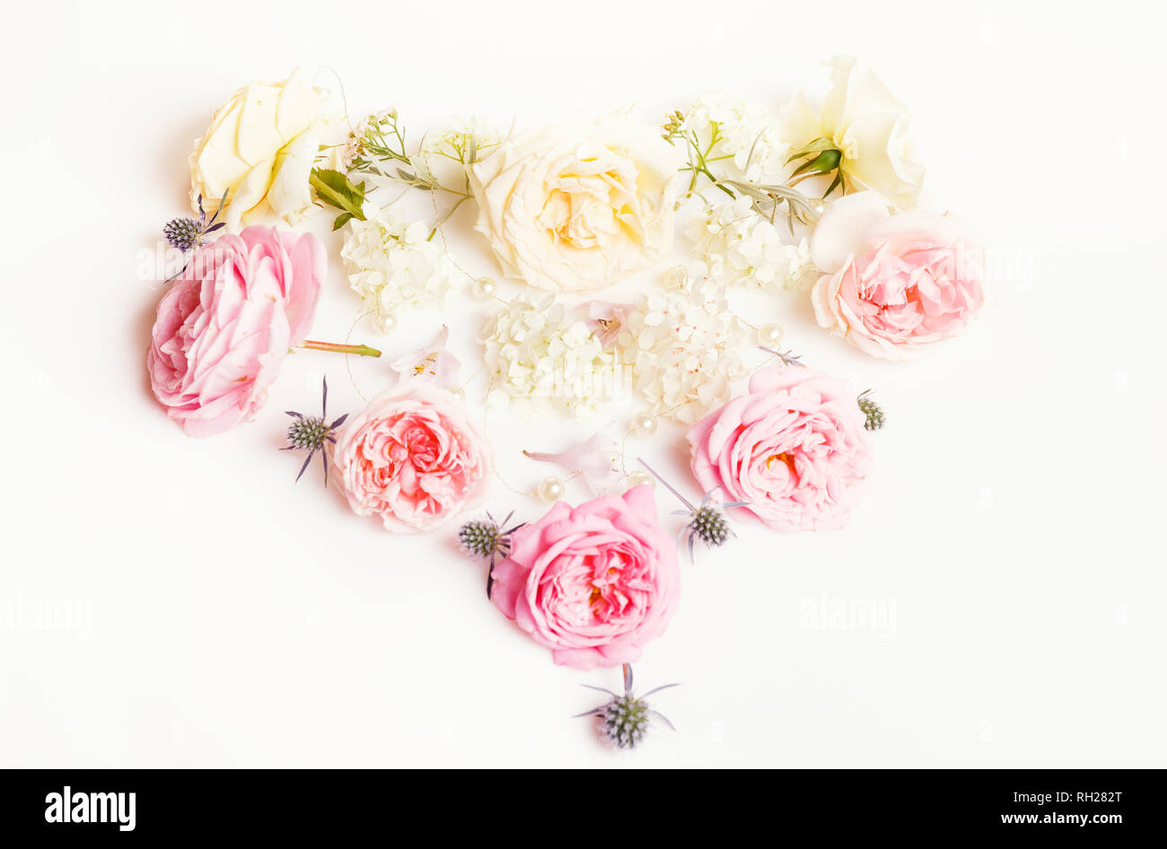 Composizione di fiori. Telaio realizzato in inglese rose fiori a forma di  cuore su sfondo bianco. Appartamento laico, vista dall'alto. Copia dello  spazio Foto stock - Alamy