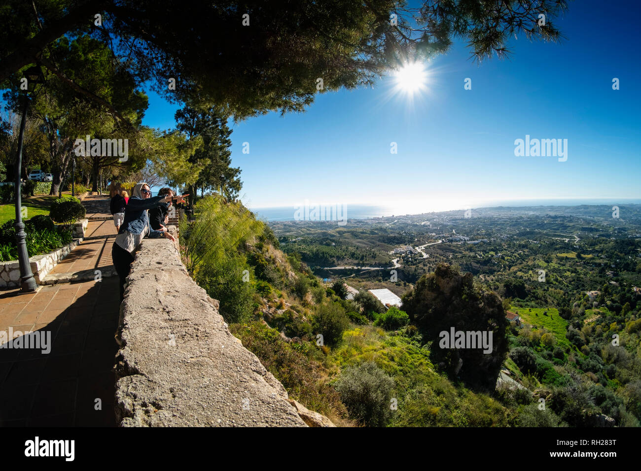 Vista panoramica del mare Mediterraneo e Fuengirola dai giardini del muro bianco, tipico villaggio di Mijas Pueblo. Costa del Sol, Malaga prov Foto Stock
