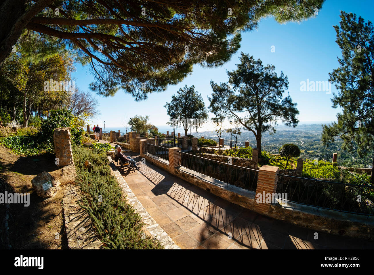 Vista panoramica del mare Mediterraneo e Fuengirola dai giardini del muro bianco, tipico villaggio di Mijas Pueblo. Costa del Sol, Malaga prov Foto Stock