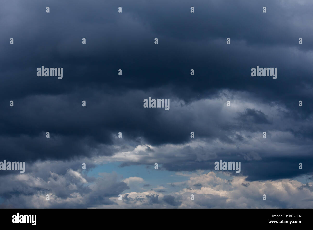 Scuro cielo tempestoso. Fosche nubi. Nuvoloso meteo Foto Stock