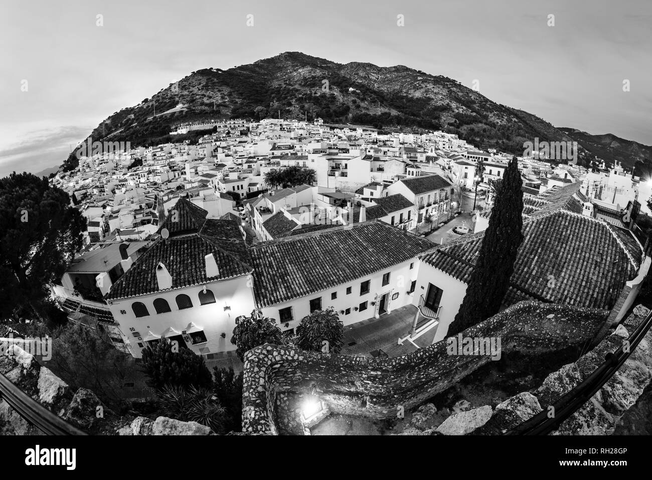 La fotografia in bianco e nero. Vista panoramica al tramonto. Villaggio bianco di Mijas Pueblo. Provincia di Malaga, Costa del Sol. Andalusia Spagna meridionale. Europa Foto Stock