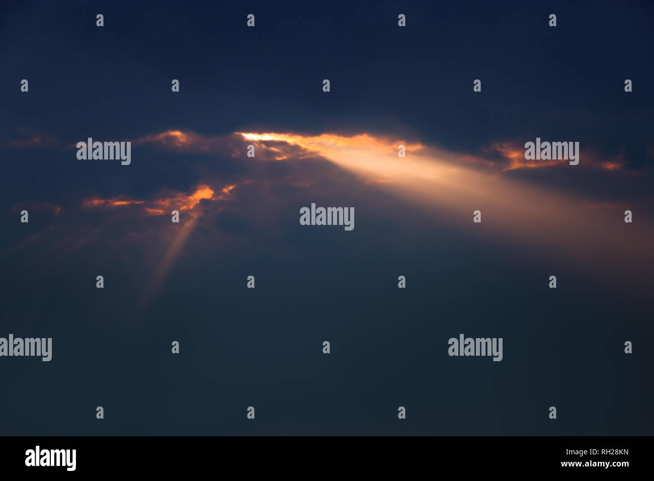 Scuro cielo tempestoso. Fosche nubi. Nuvoloso meteo Foto Stock