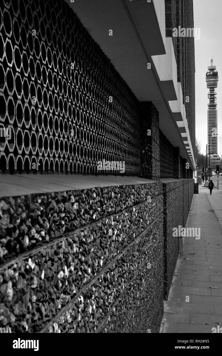 BT Tower,BT telecom tower, visto rom London street, Foto Stock