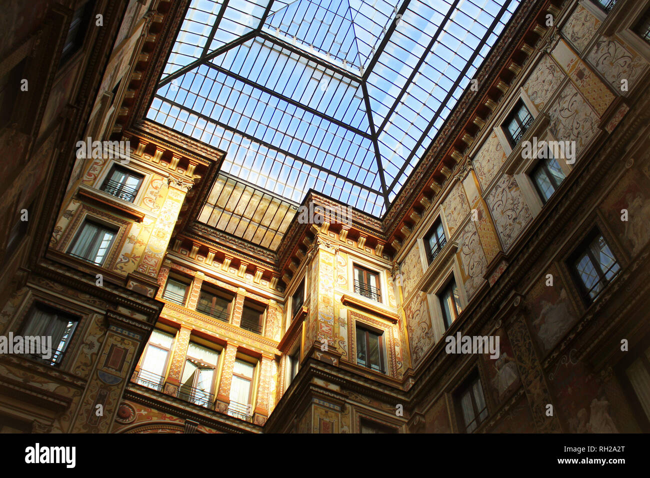 Roma, Italia - 28 dicembre 2018: Il palazzo, costruito nel 1888 in art deco e rinnovato alla fine degli anni settanta è noto come Sciarra gallery . Foto Stock