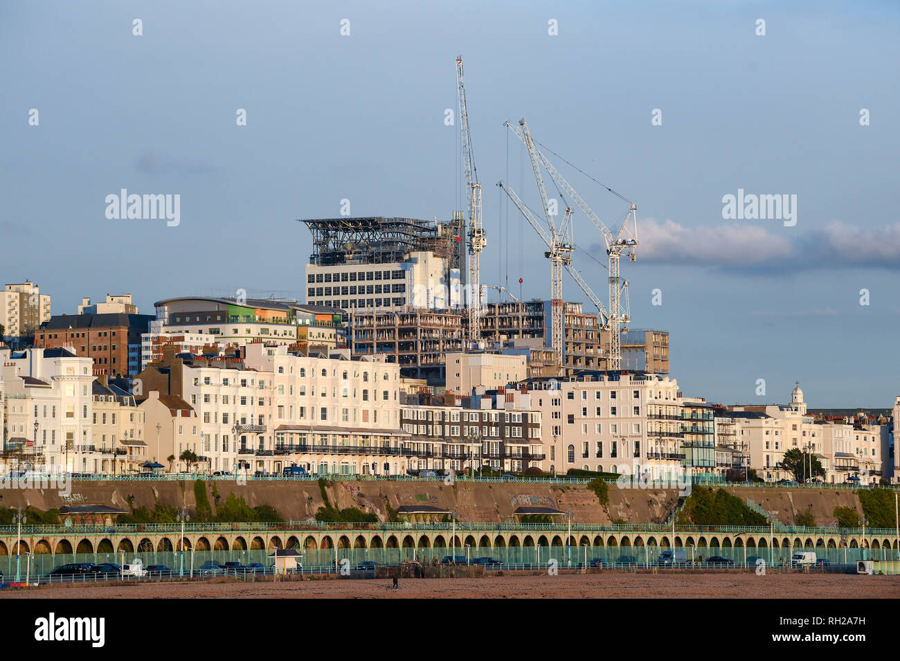 Il Royal Sussex County Hospital (RSCH ) nuovo sviluppo in costruzione dietro Brighton Seafront edifici UK Foto Stock