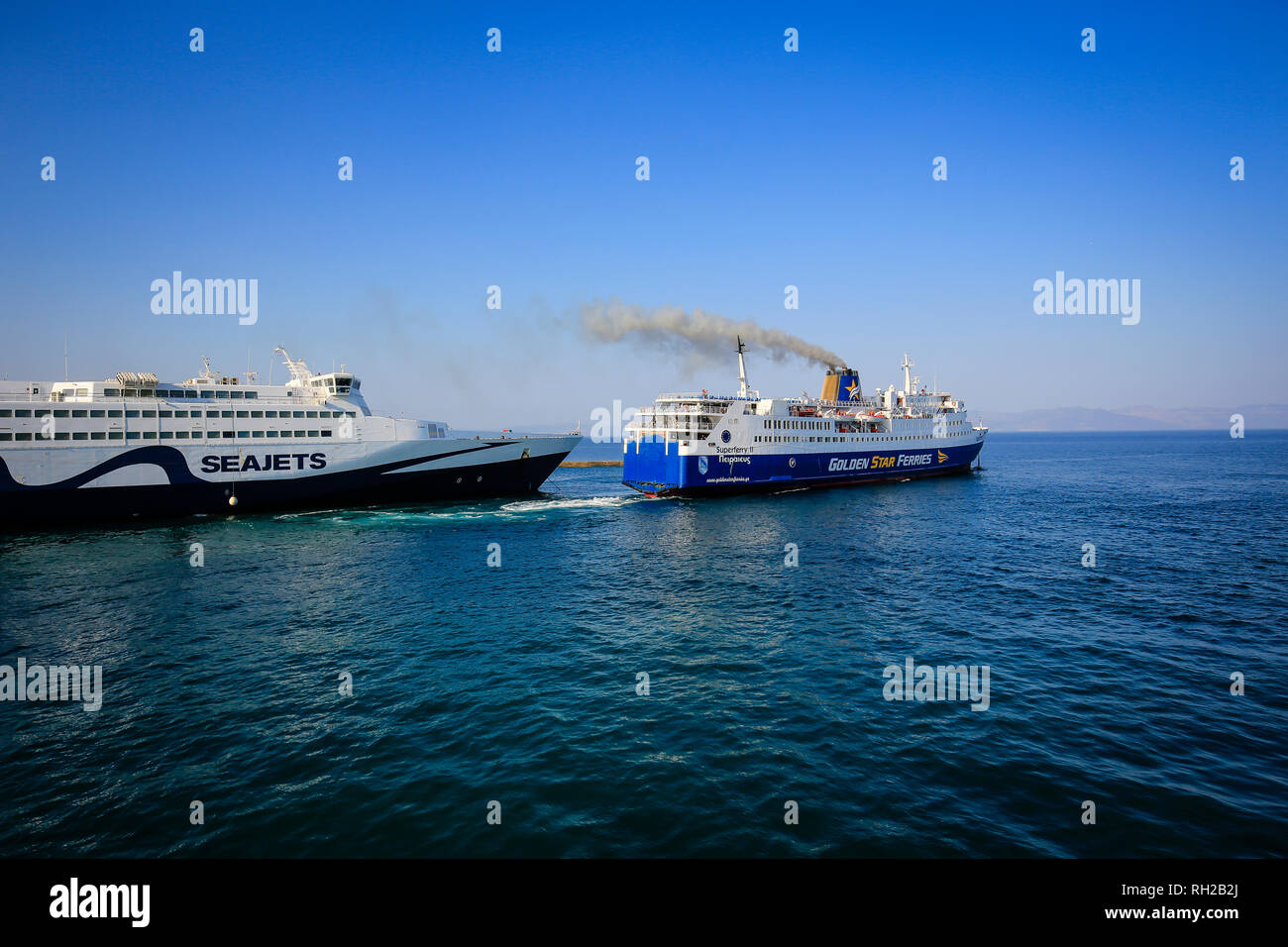 Rafina, Attica, Grecia - Seajets e Golden Star Ferries traghetti gestito dal porto di Rafina alle isole Cicladi. Rafina, Attica, Griechenland - F Foto Stock