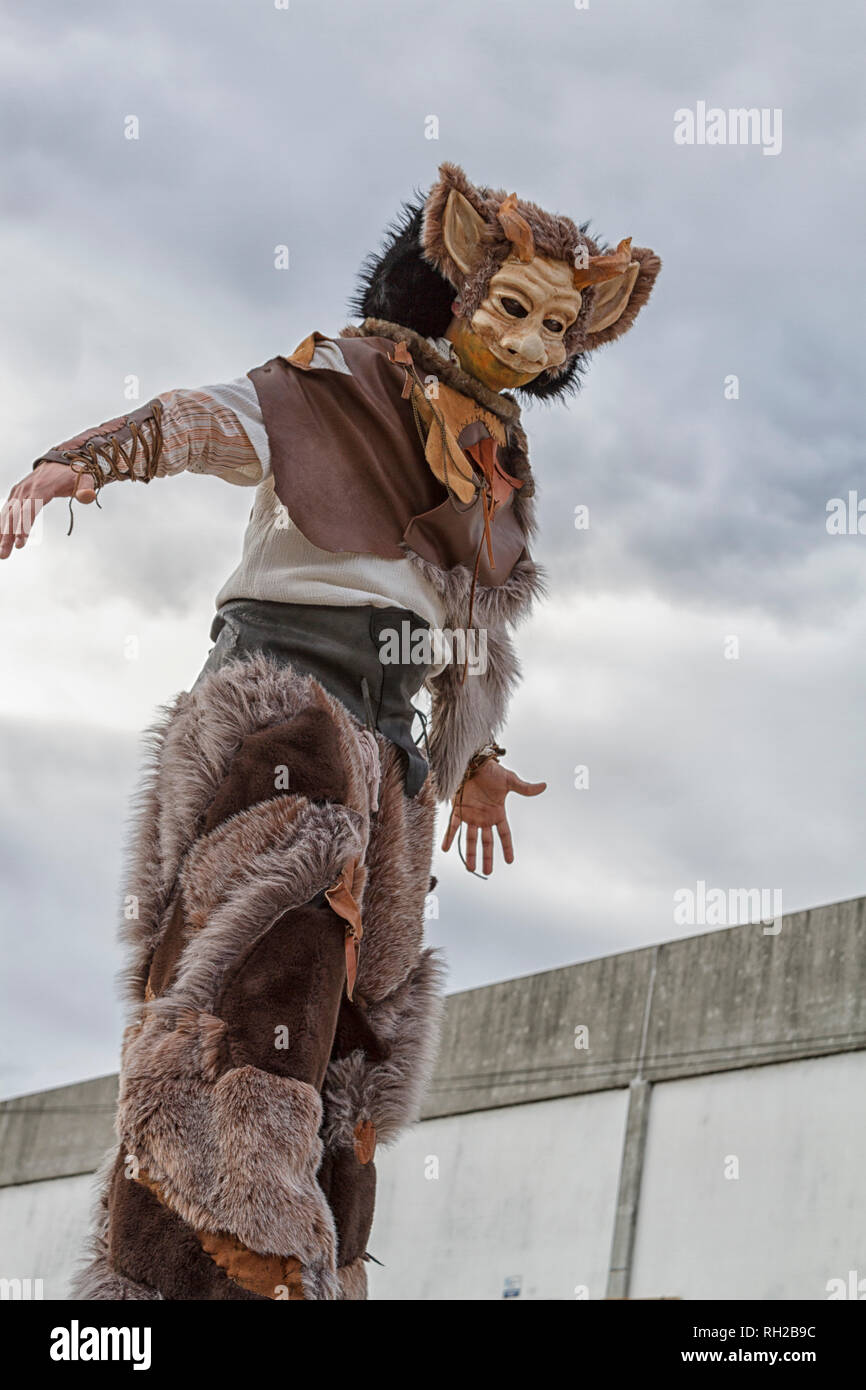 Stilt walker la visualizzazione e il tema degli animali Mealhada Carnaval parade, Portogallo Foto Stock