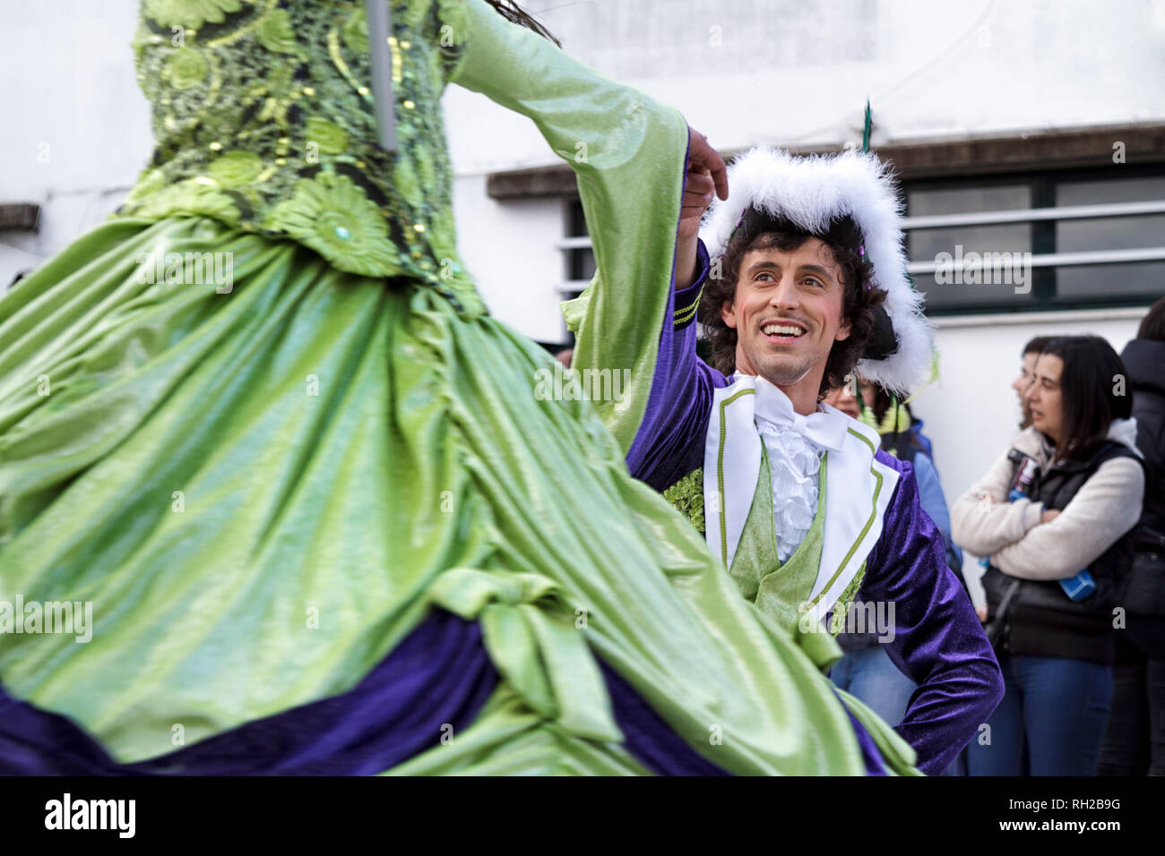 D'Artagnan e os Tres Mosqueteiros re e regina della scuola di samba Imperatrix reale esecuzione - Mealhada Carnaval parade, Portogallo Foto Stock