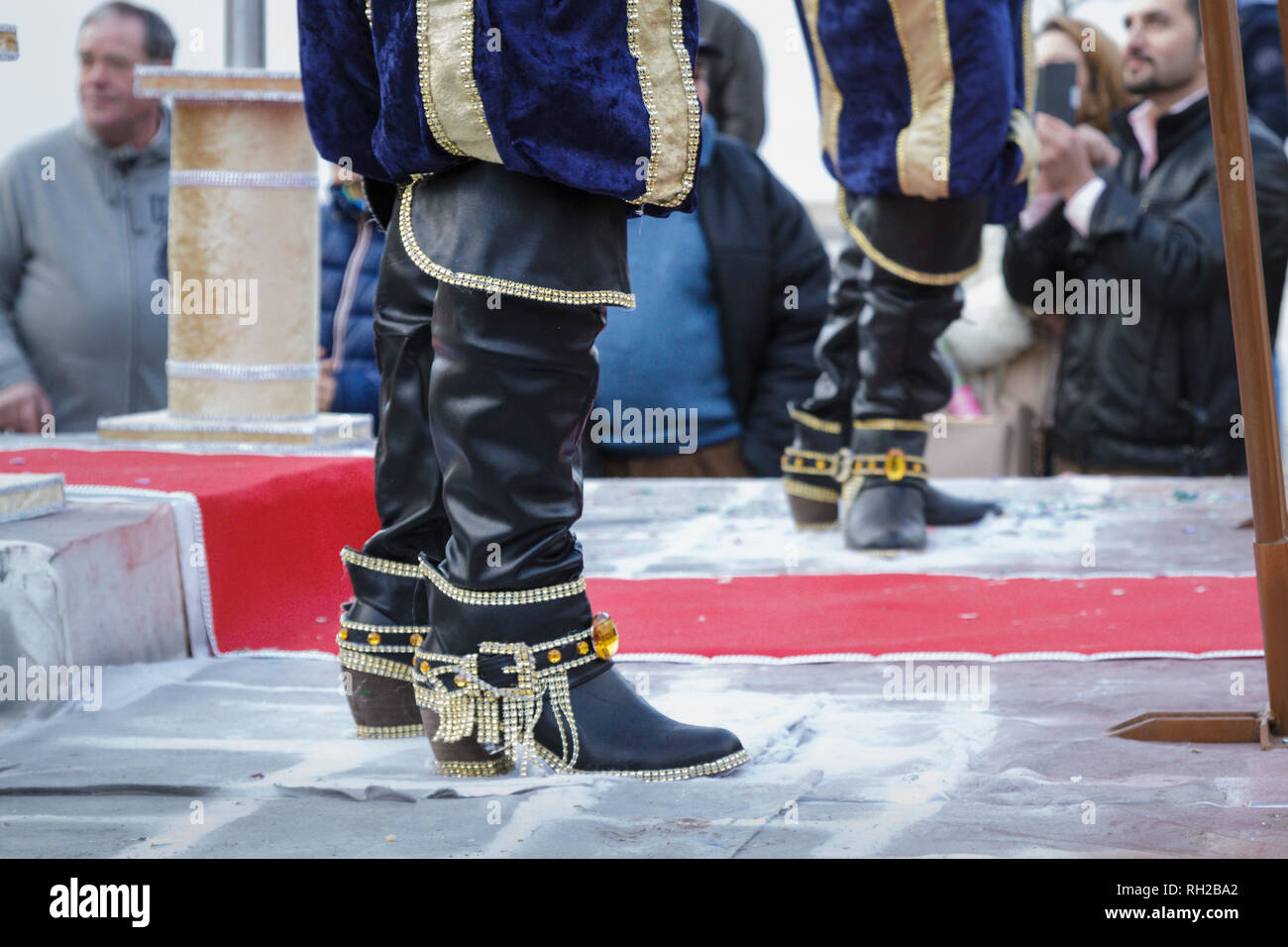 Stivali neri degli uomini nella banda - Real Imperariz giocando D'Artagnan e tre muskateers. Mealhada Carnaval parade, Portogallo Foto Stock