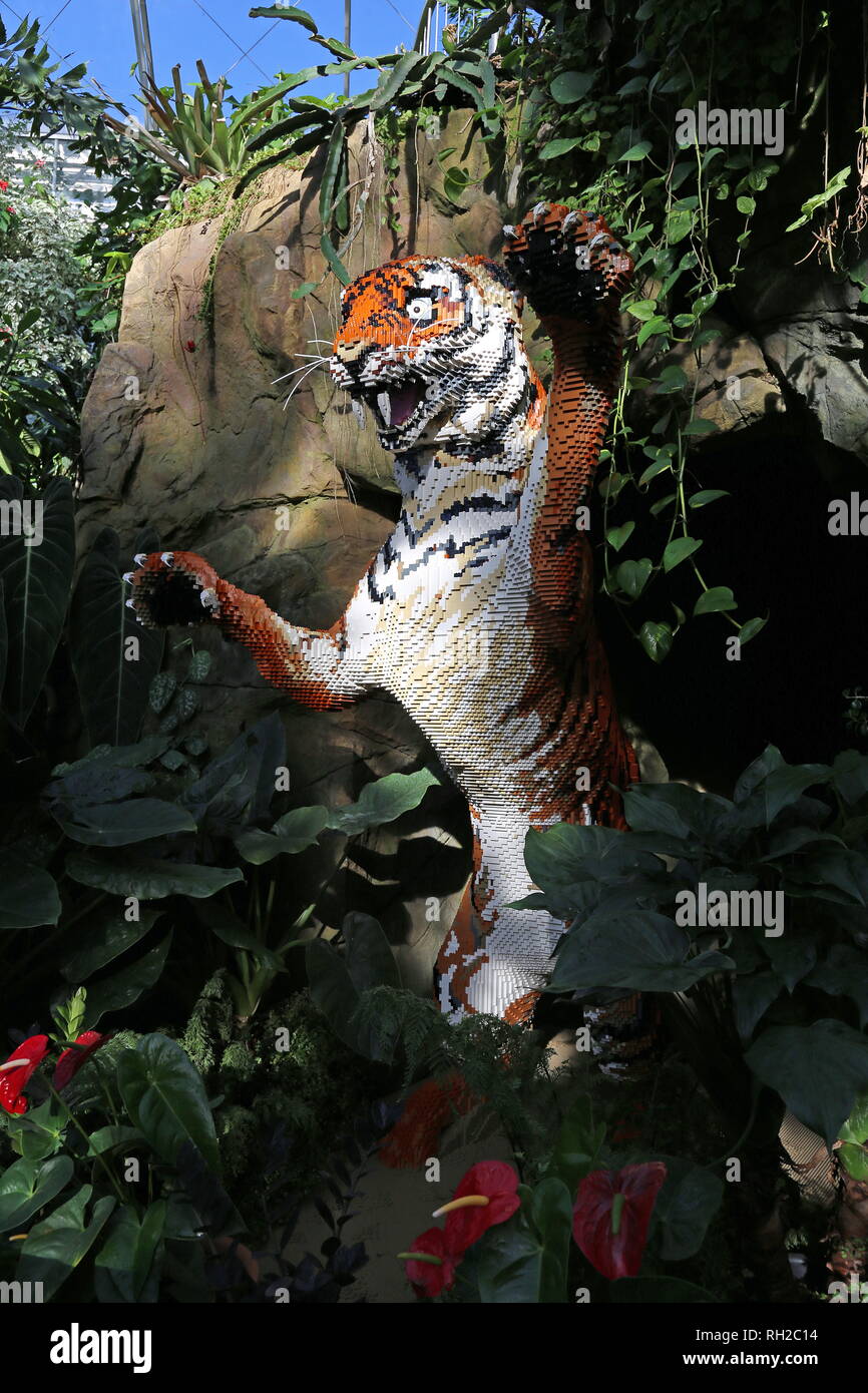 Grande mattone Safari 2019, la tigre del Bengala fatta di Lego, giardino RHS Wisley, Woking, Surrey, Inghilterra, Gran Bretagna, Regno Unito, Gran Bretagna, Europa Foto Stock