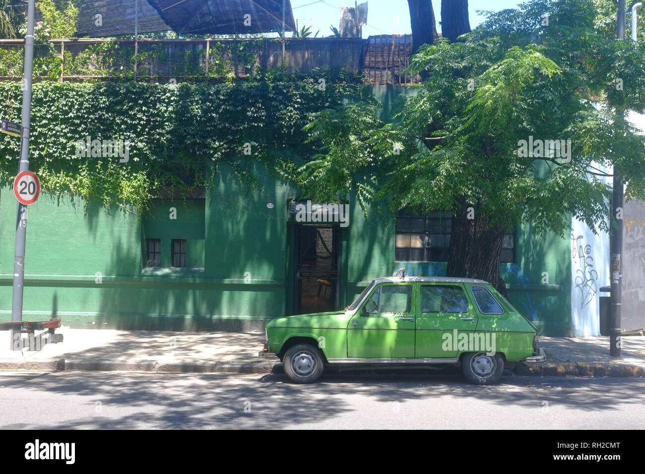 Buenos Aires - street scene - Verde su verde Foto Stock