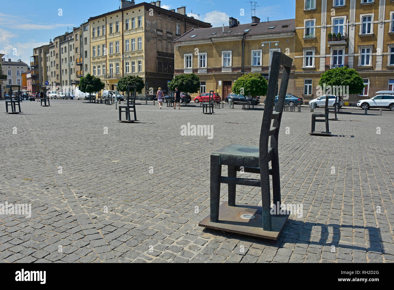 Cracovia in Polonia - 10 luglio 2018. Over-grandi sedie in Plac Bohaterow getta nell'area Podgorse di Cracovia a presentarsi come un memoriale alle vittime dell'olocausto in Foto Stock