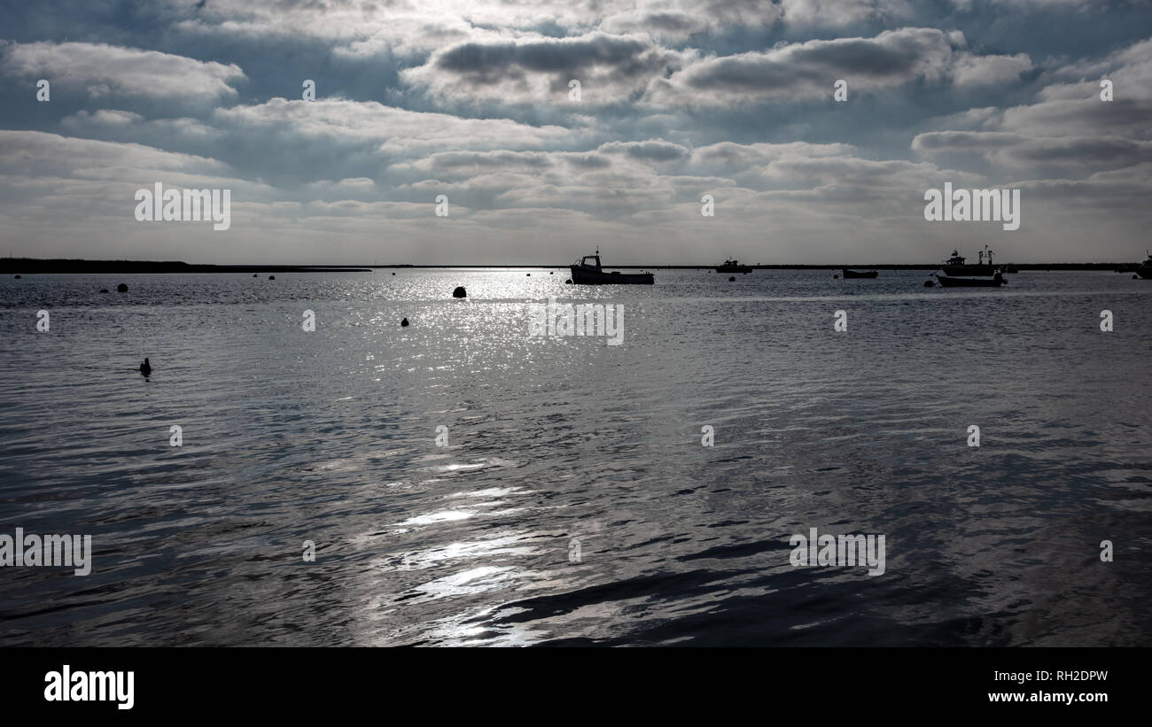 Barche in inverno il sole Foto Stock