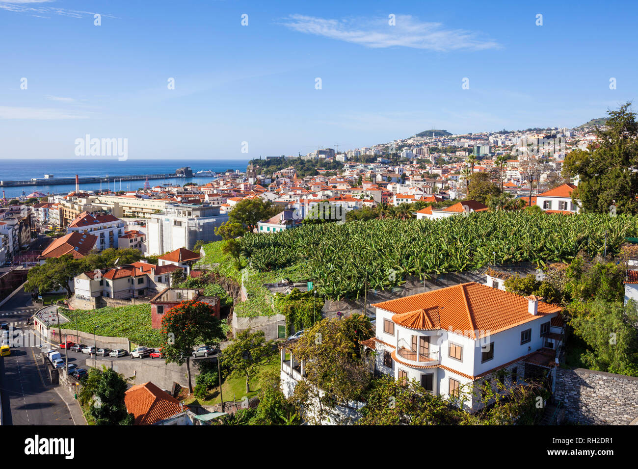 Vista sui tetti della città di Funchal e Porto dalla funivia per il Monte Madeira Portogallo UE Europa Foto Stock