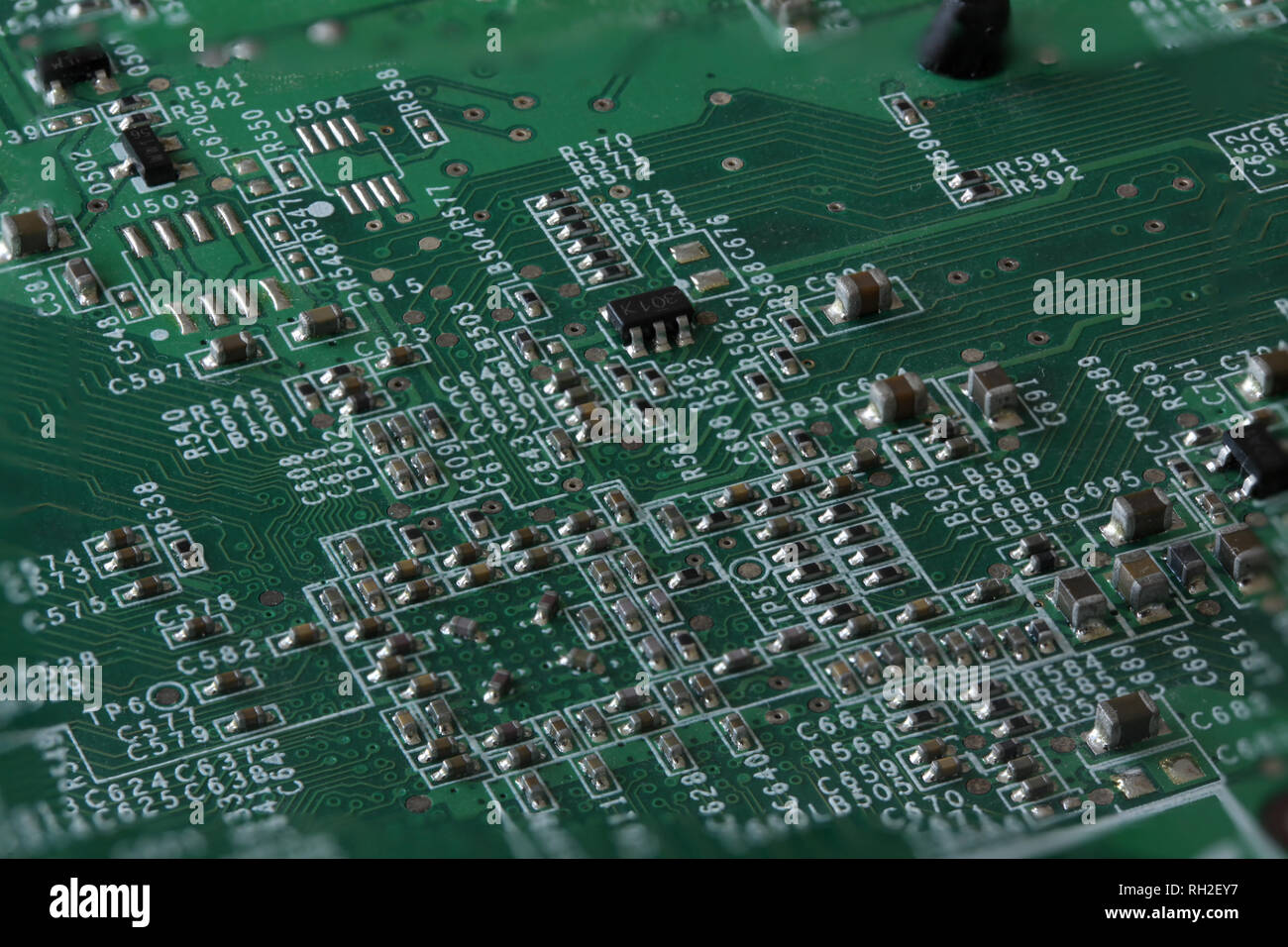 Dettaglio dei circuiti, i cavi e le schede all'interno di una CPU di un computer PC. Foto Stock