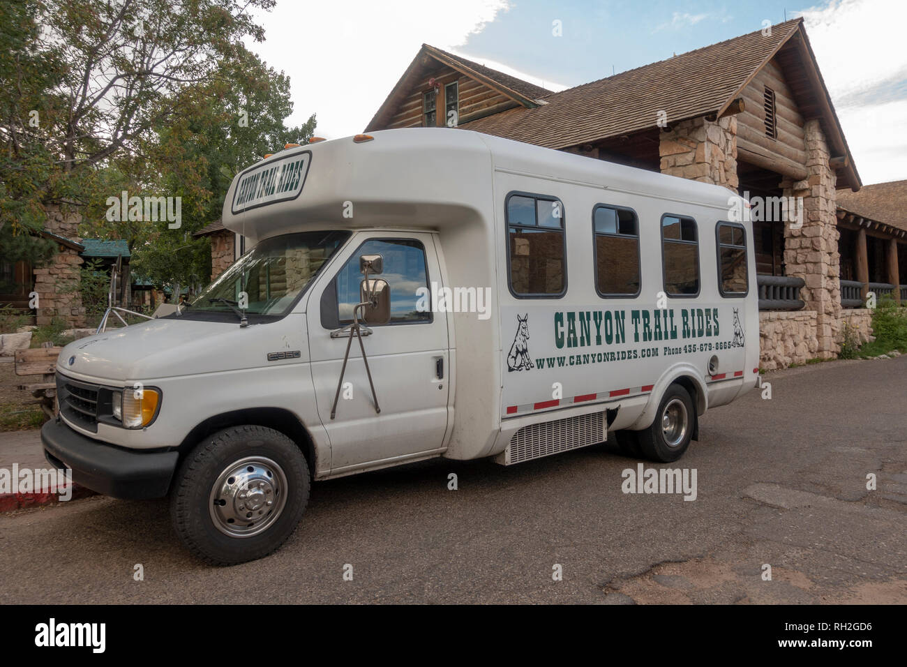 Un Canyon Trail Rides mini-bus (di prendere i turisti per passeggiate a cavallo) al di fuori del Grand Canyon Lodge, North Rim, il Parco Nazionale del Grand Canyon, AZ, Stati Uniti d'America. Foto Stock
