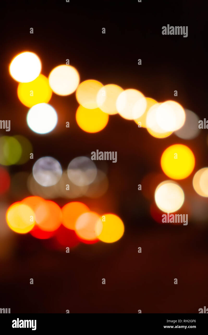 Paesaggio notturno sfondo bokeh di fondo. Luci di traffico di background. Auto e luci di sfondo bokeh di fondo Foto Stock
