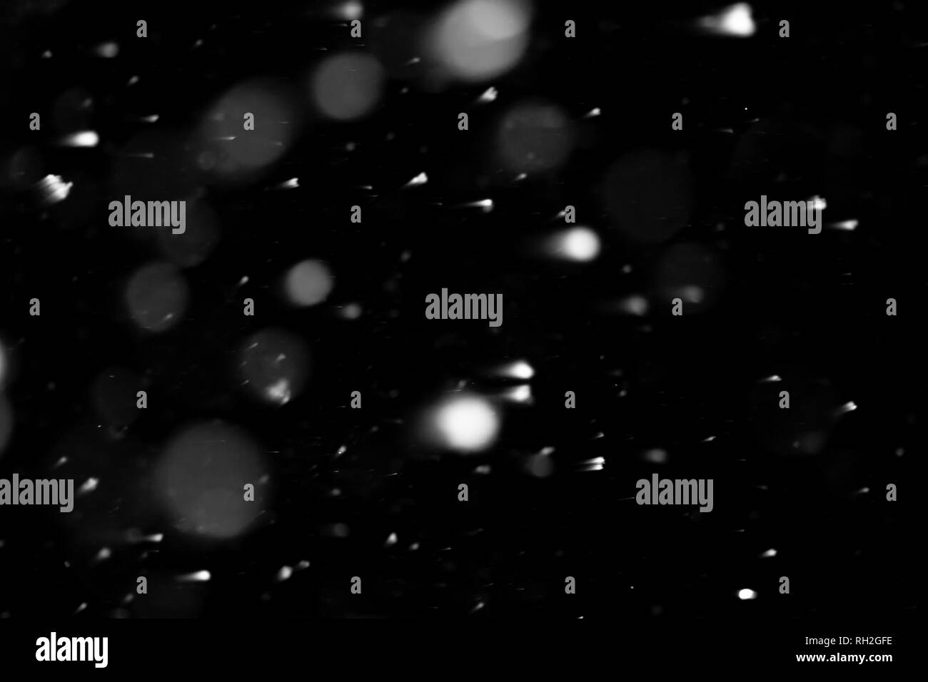 Isolato su nero neve caduta texture. Snow Blizzard. I fiocchi di neve isolato per il design. Elemento di design Foto Stock