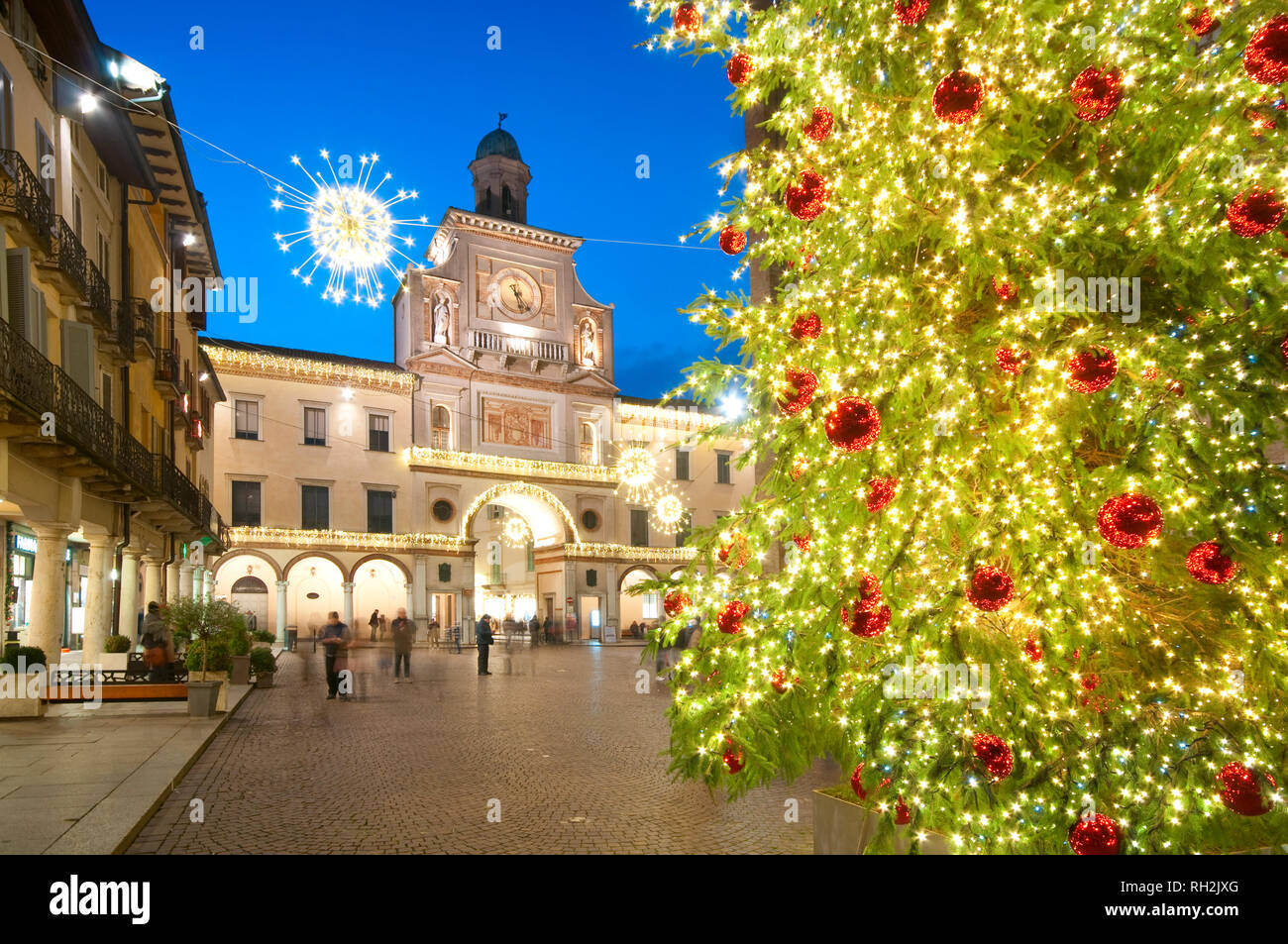 L'Italia, Lombardia, Crema, Piazza Duomo, il Torrazzo, Clock Tower, albero  di Natale Foto stock - Alamy