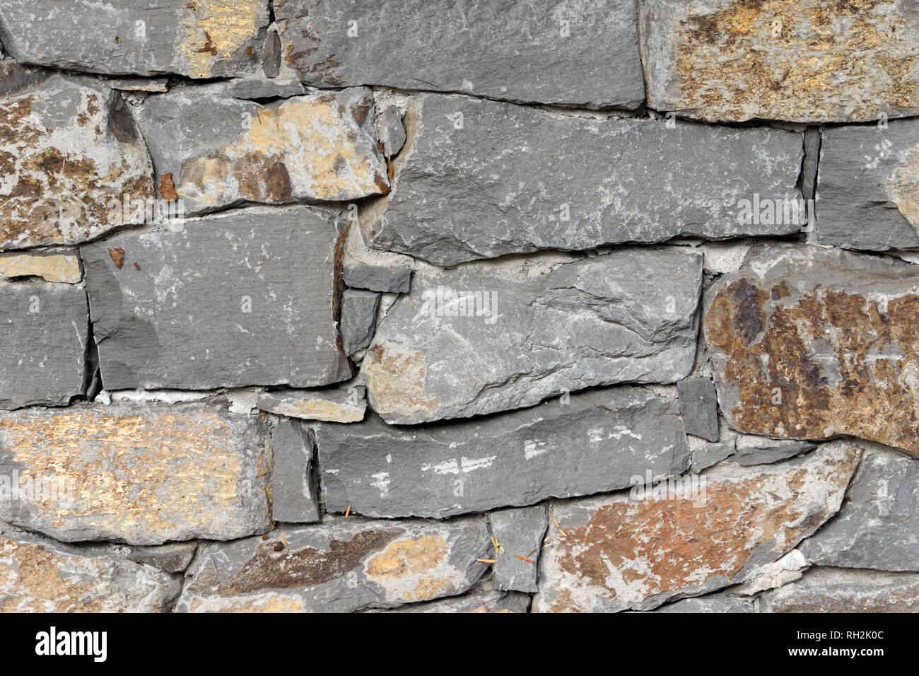 Impilati naturale taglio pietra di impiallacciatura sfondo a parete Foto Stock