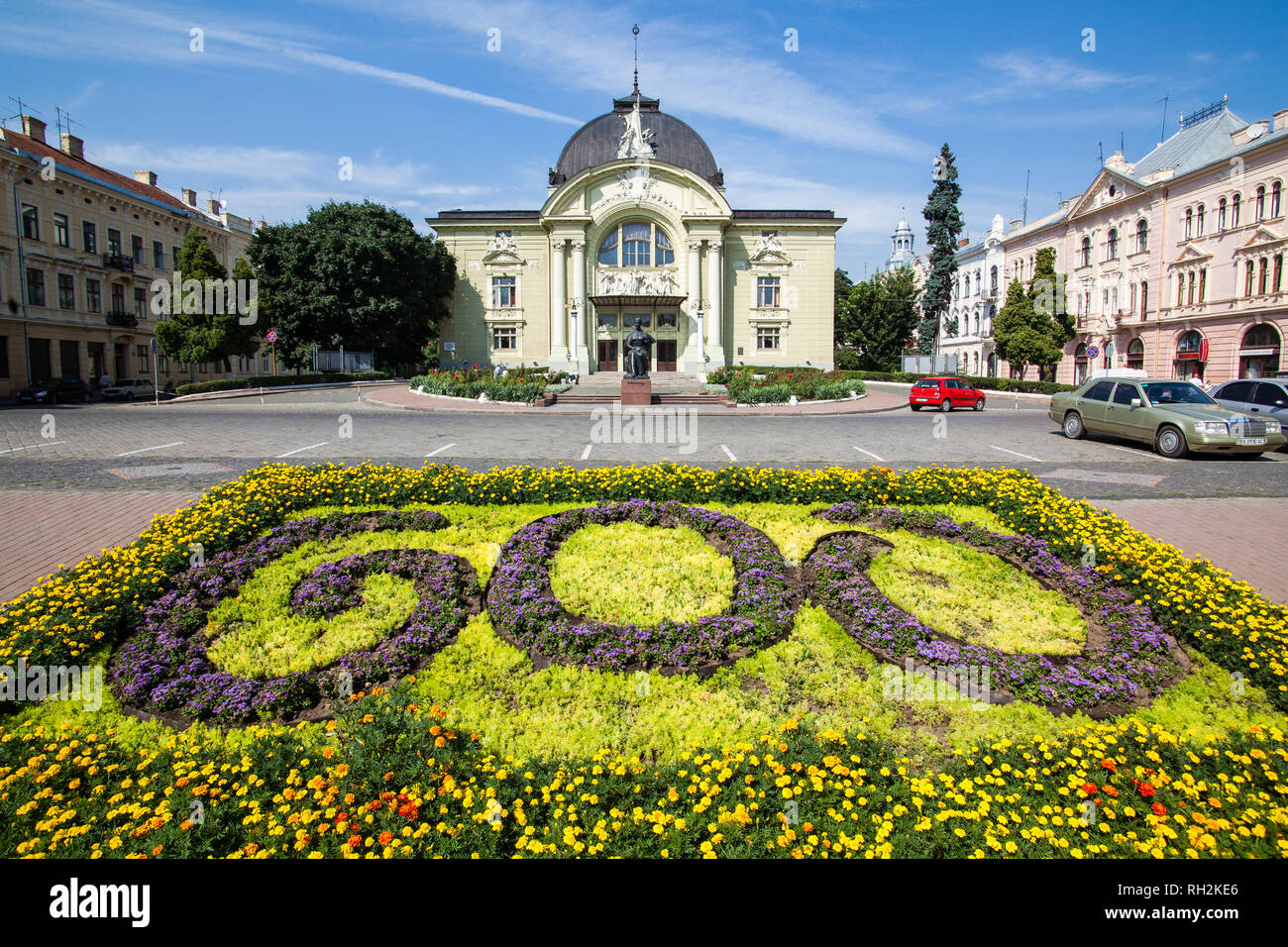 Chernivtsi, Ucraina. Luglio, 2009 - Teatro dell'Opera nella città di Chernovtsy. Bellissimi edifici sulla strada in una città europea. Foto Stock