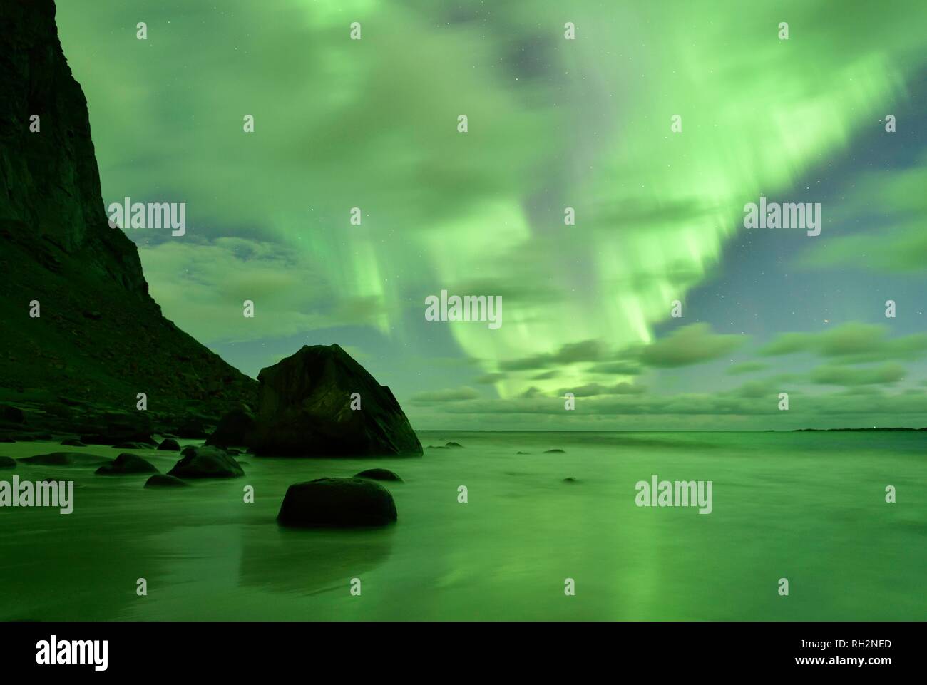 Luci del nord, Aurora Boreale sopra la spiaggia di Utakleiv, Lofoten, Norvegia Foto Stock