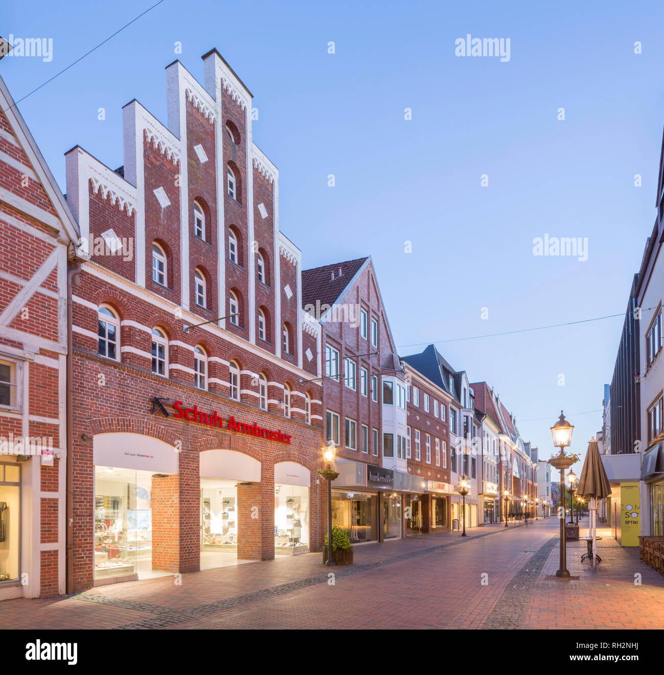 Città storica casa con scalinata gable, Lange Straße, Città Vecchia, Buxtehude, Bassa Sassonia, Germania Foto Stock