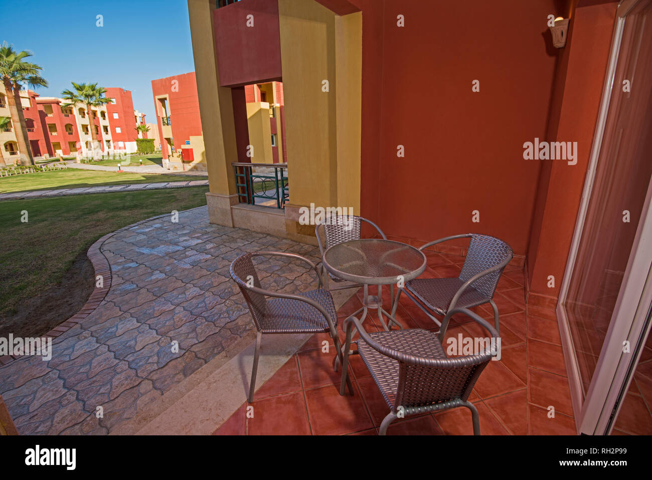 Vista da un balcone terrazza dell hotel di lusso Camera resort con giardini Foto Stock