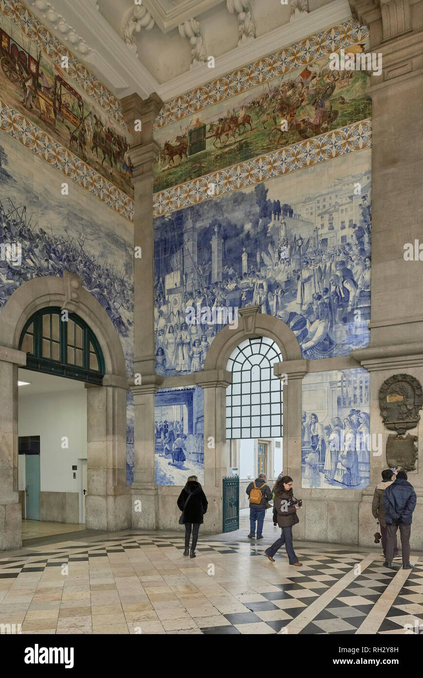 Hall di Sao Bento stazione ferroviaria decorata con piastrelle blu, un conto della storia del Portogallo nella città di Porto Foto Stock