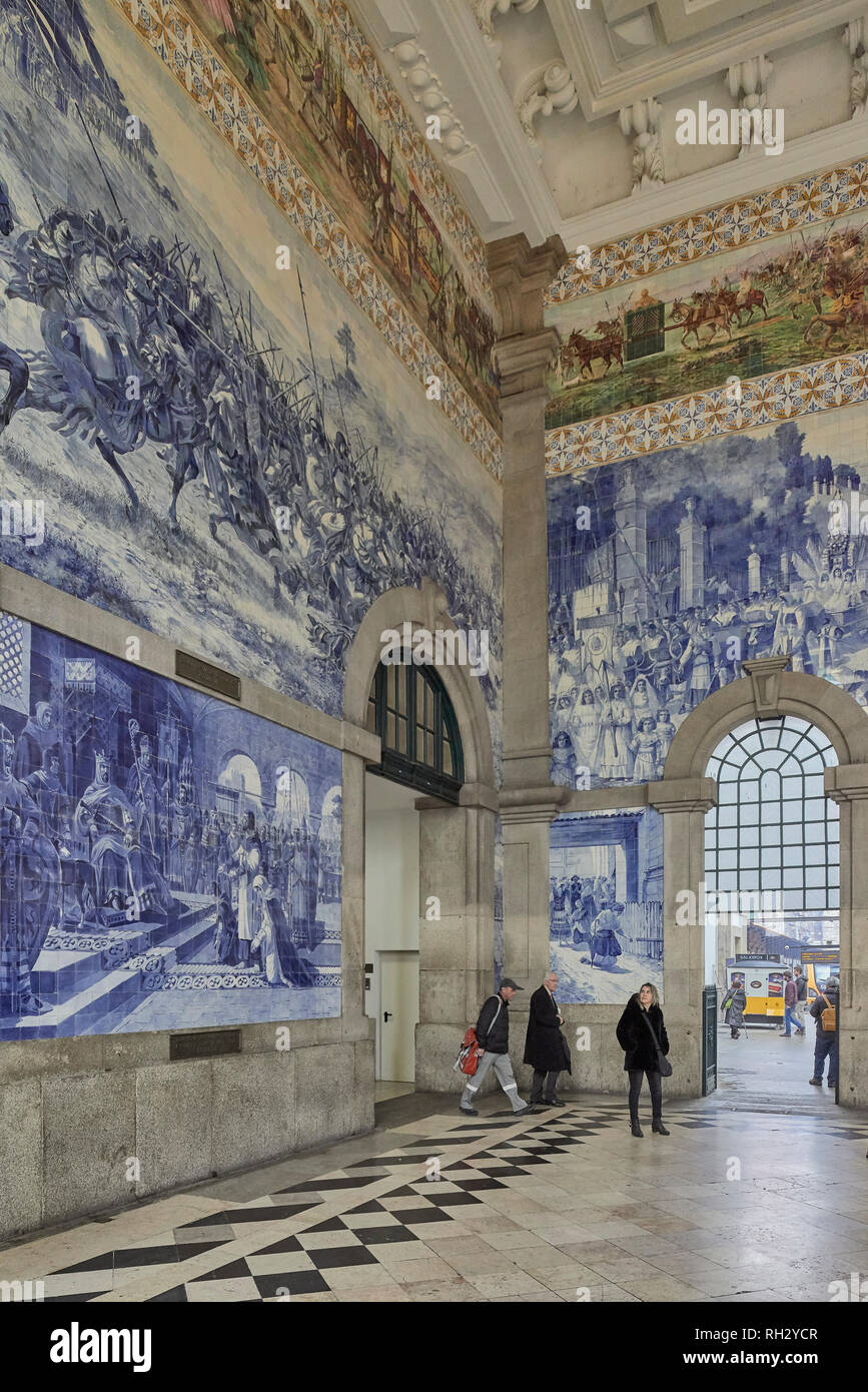 Hall di Sao Bento stazione ferroviaria decorata con piastrelle blu, un conto della storia del Portogallo nella città di Porto Foto Stock