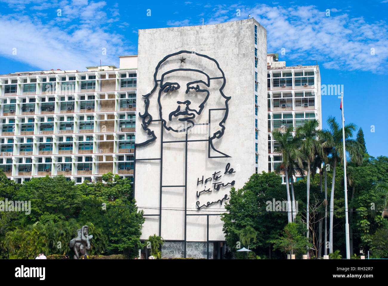 Avana / Cuba - Novembre 27, 2017: Plaza de la rivoluzione comunista tipico megalomane icona. Edificio con la faccia di Che Guevara, leader del Foto Stock