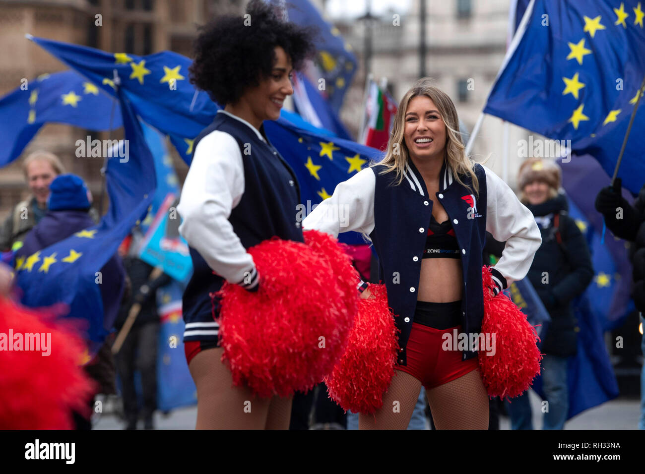 Redzone.scommetti cheerleaders eseguire di fronte anti-Brexit dimostranti fuori le case del Parlamento, Londra, precedendo il Superbowl tra i Los Angeles Rams e il New England Patriots domenica. Foto Stock