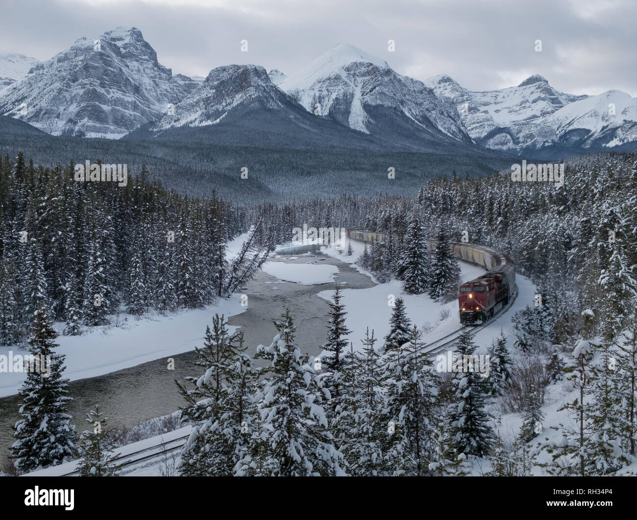CP locomotore il treno attraversa la Morant la curva nella valle destra spenta Bow Valley Parkway, Lago Louise, il Parco Nazionale di Banff, Alberta, Canada Foto Stock