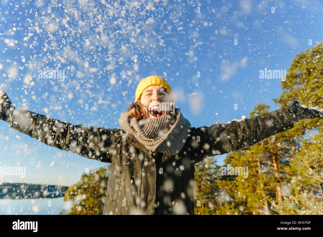 Donna gettando la neve Foto Stock