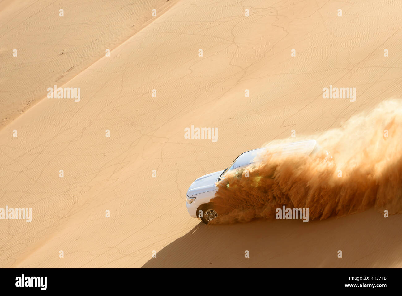 Car guida attraverso il deserto Foto Stock