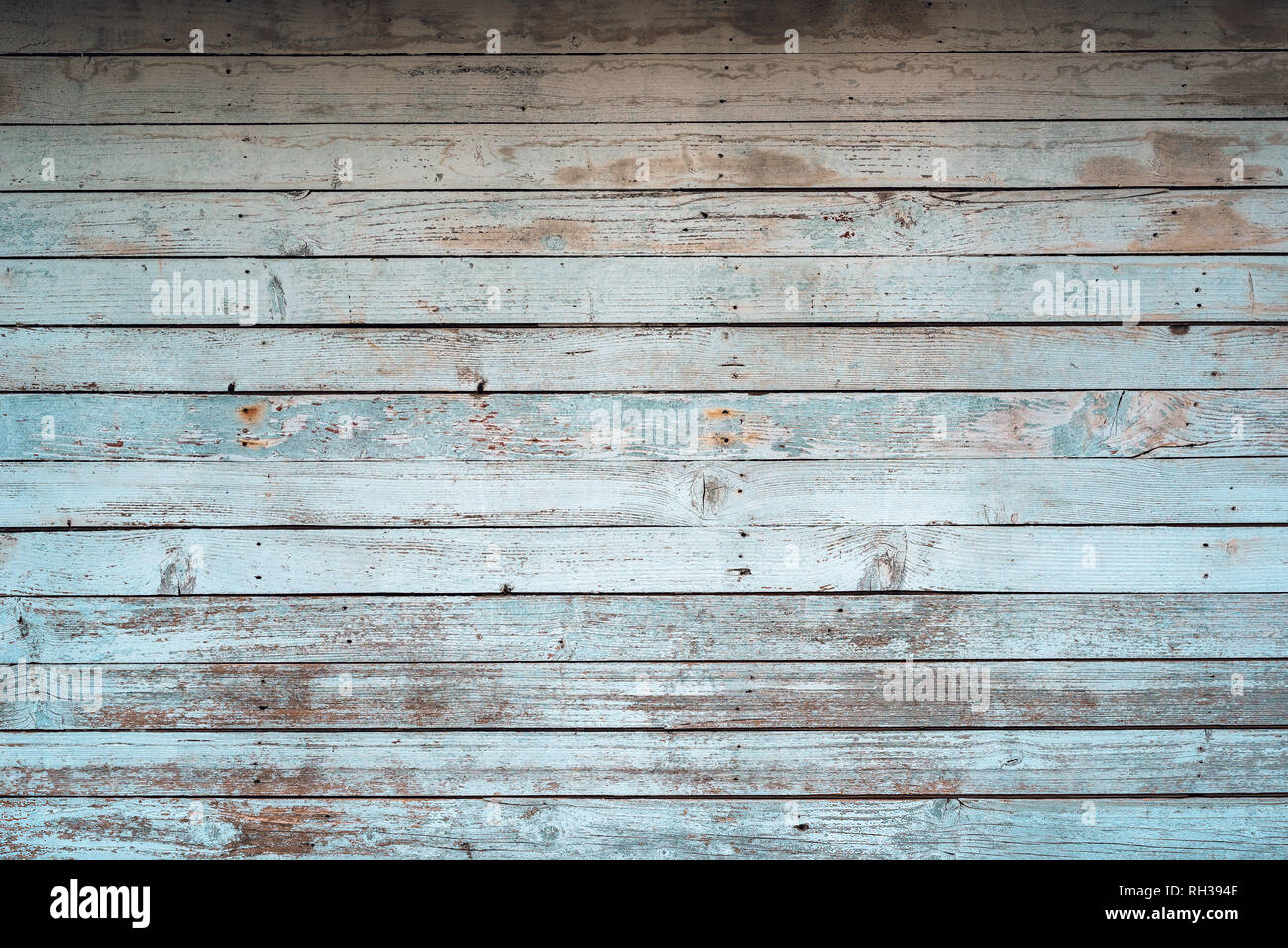 Bianche antiche weathered doghe in legno a muro come sfondo, grunge texture pattern con graffi e vernice peel off dettagli Foto Stock